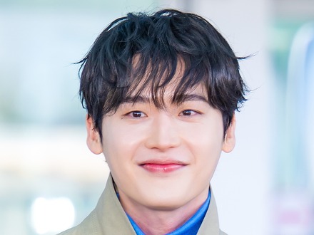 IUの恋人は行動もイケメン!俳優イ・ジョンソク、スタッフにベビー服や25万円のネックレスを贈る