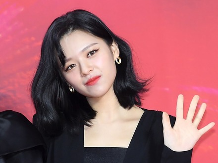 TWICE・ジョンヨン、至近距離ショットで際立つ“無欠点ビジュアル”に反響「毛穴ゼロ」「美の暴力」
