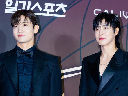 東方神起、ケンカで気まずい空気に?ユンホが明かした音楽番組でのチャンミンとの仲直りの裏話