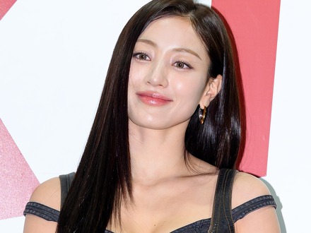 反則級のメリハリ体型…TWICE・ジヒョ、“パツパツ”黒ワンピで際立つボリューム感「言葉を失う」