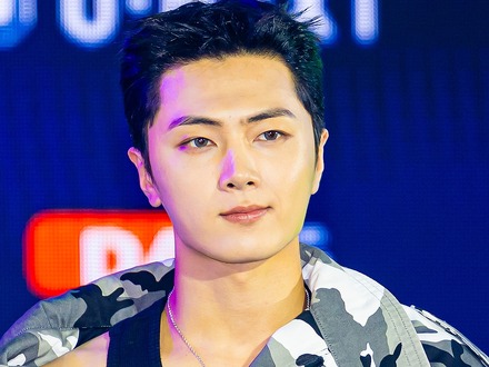 ENHYPEN・ジェイ、雨の中でも際立つ“洗練ビジュアル”…クールな眼差しでファンを魅了！