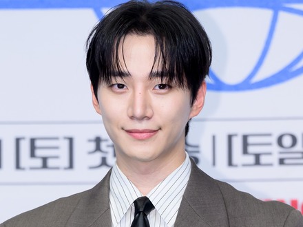 2PM・ジュノ、タキシード姿で放つ“大人の色気” 東京ドーム公演を回顧「本当に大切な時間」