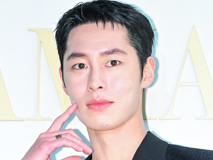 “カリナの元カレ”俳優イ・ジェウク、兵役中に歌手デビュー!新曲『SHADOW』リリースへ