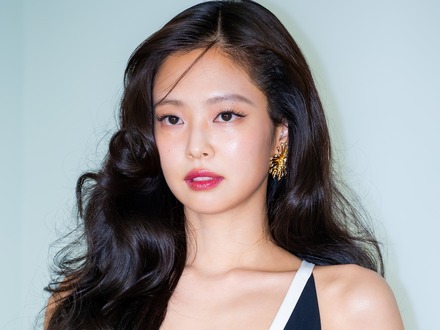 ブラトップ姿で見せた“完璧ボディ”…BLACKPINK・ジェニー、肌見せ衣装に視線集中「気絶しそう」