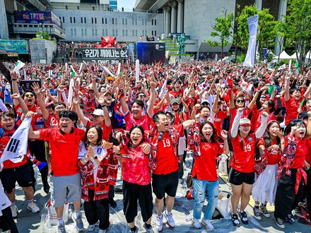 チアも登場、劇的勝利に1万8000人が歓喜に沸く ソウルで韓国vsチェコ戦街頭応援 お昼時の会社員も選手にエール【北中米W杯】