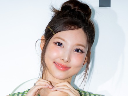TWICE・ナヨン、眩しい“ビタミン笑顔”にキュン!爽やかお団子ヘアで魅力全開「ありえん可愛さ」
