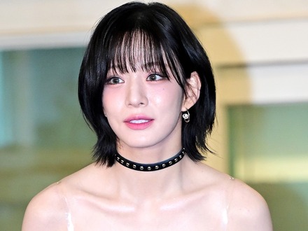 ウェアからのぞく“美腹筋”…ぴちぴちレギンス姿で際立つイ・チェヨンの圧巻スタイル「色気が爆発」