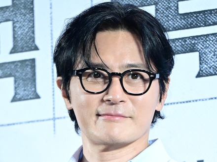 “韓流四天王”俳優チャン・ドンゴン、子供のインター卒業式に出席!変わらぬ容姿端麗さが話題