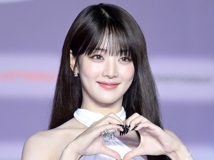 ほぼ見えてる?ミンニ、アンダーウェアあらわな“スケスケ衣装”に釘付け「耐えられない」