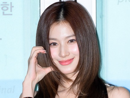 TWICE・サナ、“色白美脚”際立つナチュラルコーデに絶賛の声「可愛すぎる」「透明感が…」