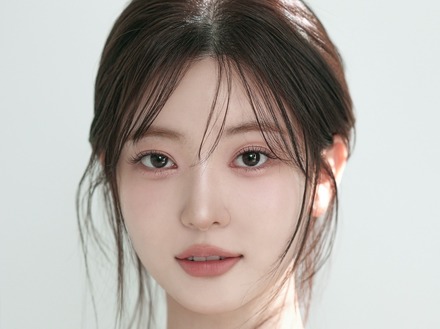 絶妙な隙間も！“コスパ最高女優”チョ・スミン、スイムウェア姿で際立つたっぷりボリューム