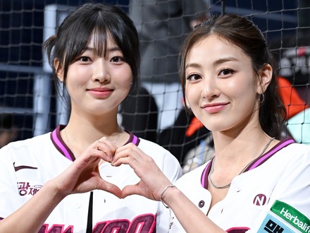 TWICE・ジヒョ、女優の実妹と手を繋いで始球式に登場!健康的な美しさ全開のユニ姿で魅了