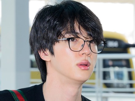「日本の恥」BTS・JINに無理やりキスの“中年女性”、「犯罪になるとは思わなかった」に続き異議申し立てで波紋