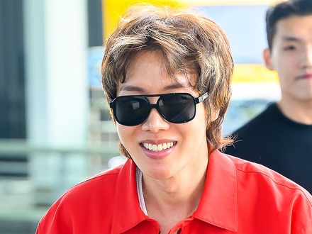 BTS・J-HOPE、軽々とした足取りで空港に登場!多忙極めるなかパリ・ファッションウィークへ