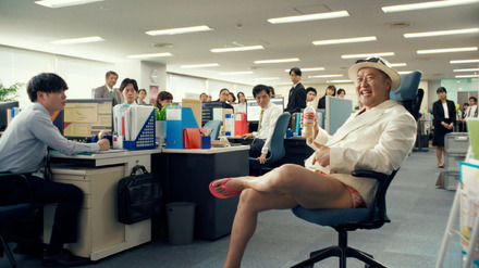 とにかく明るい安村が「しんどい6月」を明るく乗り切るWEB-CM公開!先輩社員・女性社員など4役に変身