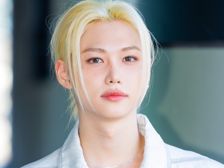 「王子様だぁ」Stray Kids・フィリックス、純白コーデで放つ“非現実的な美しさ”に反響!