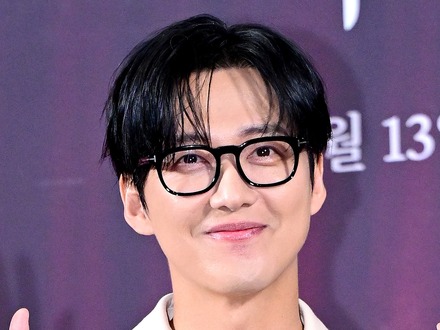 人気アイドルと“激似”の韓国俳優、11歳下妻へのプロポーズが再注目「映画のようにするのが当然だと…」
