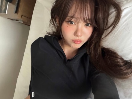 “デカさ”際立つインナーファッションで街角に!本当に2児の母?韓国インフルエンサーの近況が話題