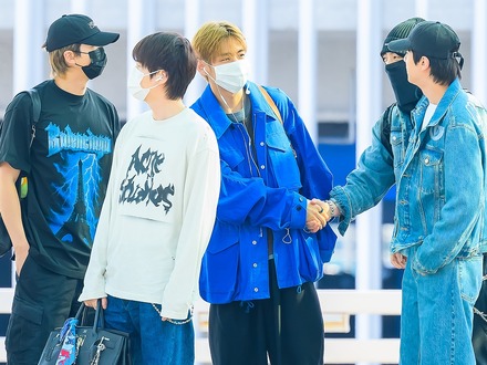 金髪×ブルージャケットが鮮やかなV、デニムセットアップでクリーンなJIN!BTSの5人がスペインへ