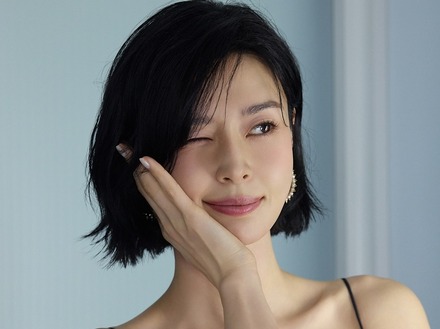 紐がちぎれそうなボリューム感…『梨泰院クラス』女優、“胸元ざっくり”ドレスで魅了「支え切れてる？」