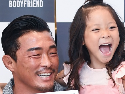 秋山成勲、娘サランちゃん（14）からのプレゼントに感動！心温まる“娘バカ”ぶり発揮