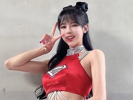 「ちょっと見えそう…」ミニスカでしゃがみ込みポーズの韓国人気チア、満点美貌の近況に反響