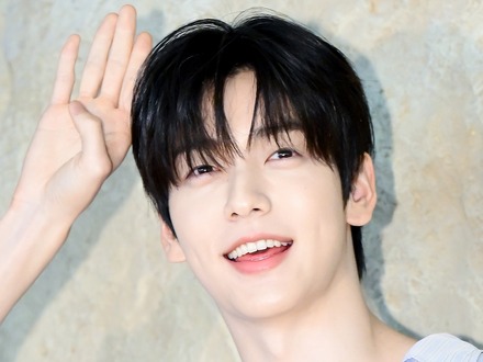 TXT・スビン、ウサギポーズが可愛すぎる！爽やかで夏らしい水色シャツ姿でイベントに登場
