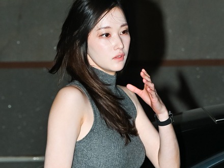 「服着てないの？」トップレスと見間違う大胆ショット、女優チョン・ジョンソの投稿にファン騒然