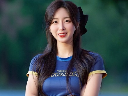 「半分以上出ているよ」驚きの“ひもドレス”でディナーを堪能、韓国美女チアのゴージャスな近況に反響