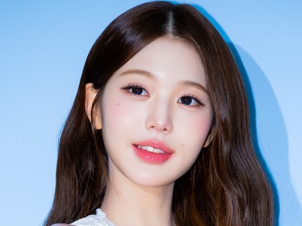 まるでプリンセス…IVE・ウォニョン、“美脚”あらわなミニワンピ姿でイベント出席！可憐な微笑みにキュン