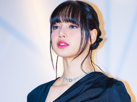 限界ギリギリ?BLACKPINK・リサ、腰までザックリ“大胆肌見せドレス”で視線独占「すっごい」