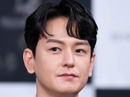 物流センターで“アルバイト”も話題に…韓国ベテラン俳優、点滴姿に心配の声集まる「健康を大事にして」