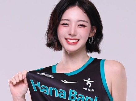 控えめな“膨らみ”にも視線集中…ショートヘア美女の韓国チア、夏の香り感じるタンクトップ姿に反響