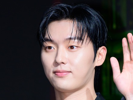 “全裸誤爆”に子供相手の“暴投始球式”など炎上多数…韓国俳優「深く反省、良い人になりたい」