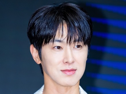 東方神起・ユンホ、新曲『Time’s Tickin’』の作詞に自ら参加!“変わらない真心”を込めた一曲に