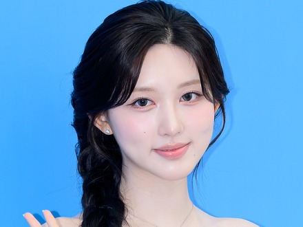 IVE・ガウル、“文学少女”な一面を発揮！読書コンテンツで見せた新たな魅力に注目