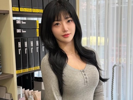 小さめTシャツで際立つ豊かな肉体…抜群透明感の“元OL”韓国チアに「学生みたい」の声