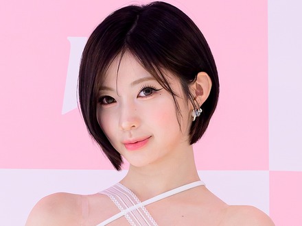 「これは危険…」日本人K-POPアイドル、素肌チラ見えの“着崩し”風衣装で妖艶オーラ全開
