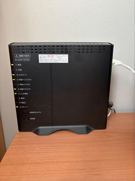 オプテージ「eo光ネット【ホームタイプ】10ギガコース」のホームゲートウェイ「eo-GW100(N)」。前面のLEDで各機能の動作状況を確認できる