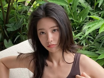 “手つなぎ大阪デート”が話題に!元K-POPアイドル、イケメンモデル恋人とラブラブ広告撮影