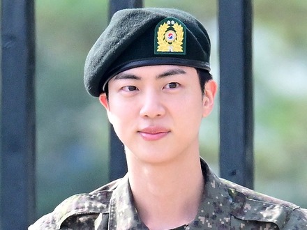 「JINさんが僕を英雄に」BTS・JIN、兵役中に出会った後輩アイドルを気遣う美談が話題