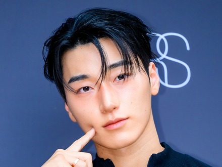 同性をも虜にすると話題の『BAD』振付でポーズも!ATEEZ・サン、全身黒で漫画のような美貌