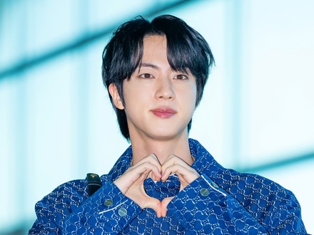 BTS・JIN、思わず二度見する“超小顔”ショット公開「信じられないくらいハンサム」