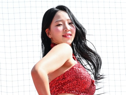 服は着ているんだけど…密着ニットで浮かぶ豊かな肉体、韓国人気チアの眼福近況ショット