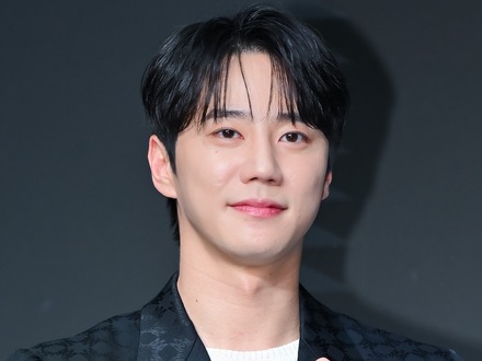 頭を刈り上げる様子も公開…キムタクとも共演の俳優イ・ジュニョン、本日(21日)入隊「しっかり行ってきます」
