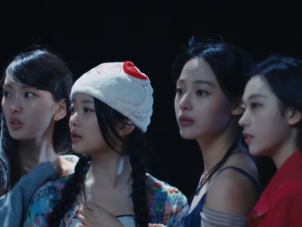 “4人”になったNewJeans、日本デビューSG以来のコンテンツが公開 4周年記念SPフィルム