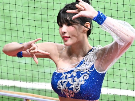 “マグロ看板娘”の韓国美女チア、観客を沸かせた『マカレナ』ダンス!弾む魅力で球場を虜に
