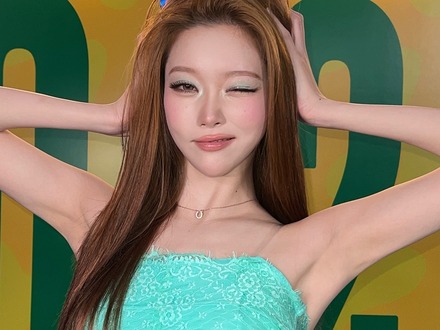 布一枚だけ!? “19禁”びしょ濡れフェスの女神に 日本人K-POPアイドルが大胆な衣装を披露