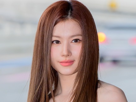 ボタンがはじけ飛びそう…TWICE・サナ、“透け透け”極薄トップスから溢れるふっくら感「すっごい」