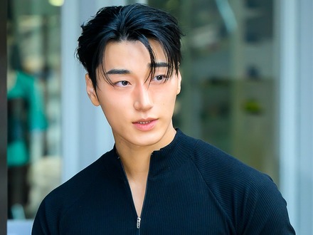 「隣にいたらびびる」ATEEZ・サンが東京の街中に！“彼氏感”あふれるオフショットにファン悶絶